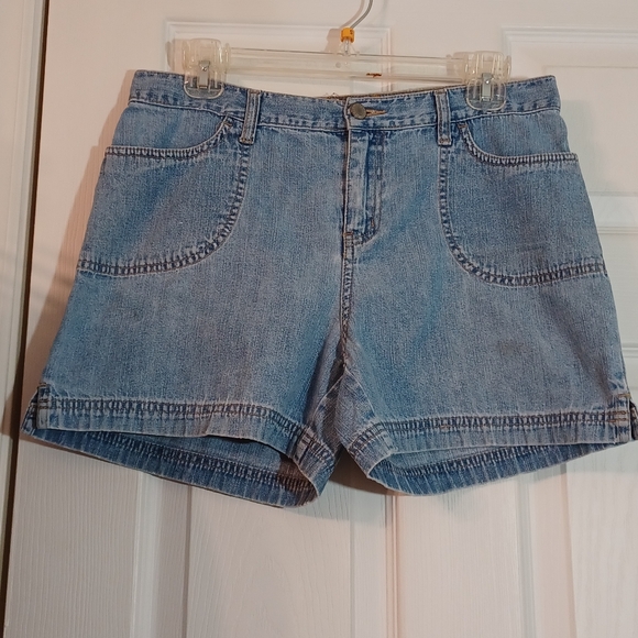 Women FADED GLORY Blue Denim Shorts Large Pockets Size Missy 6 Light Wash - Picture 1 of 13